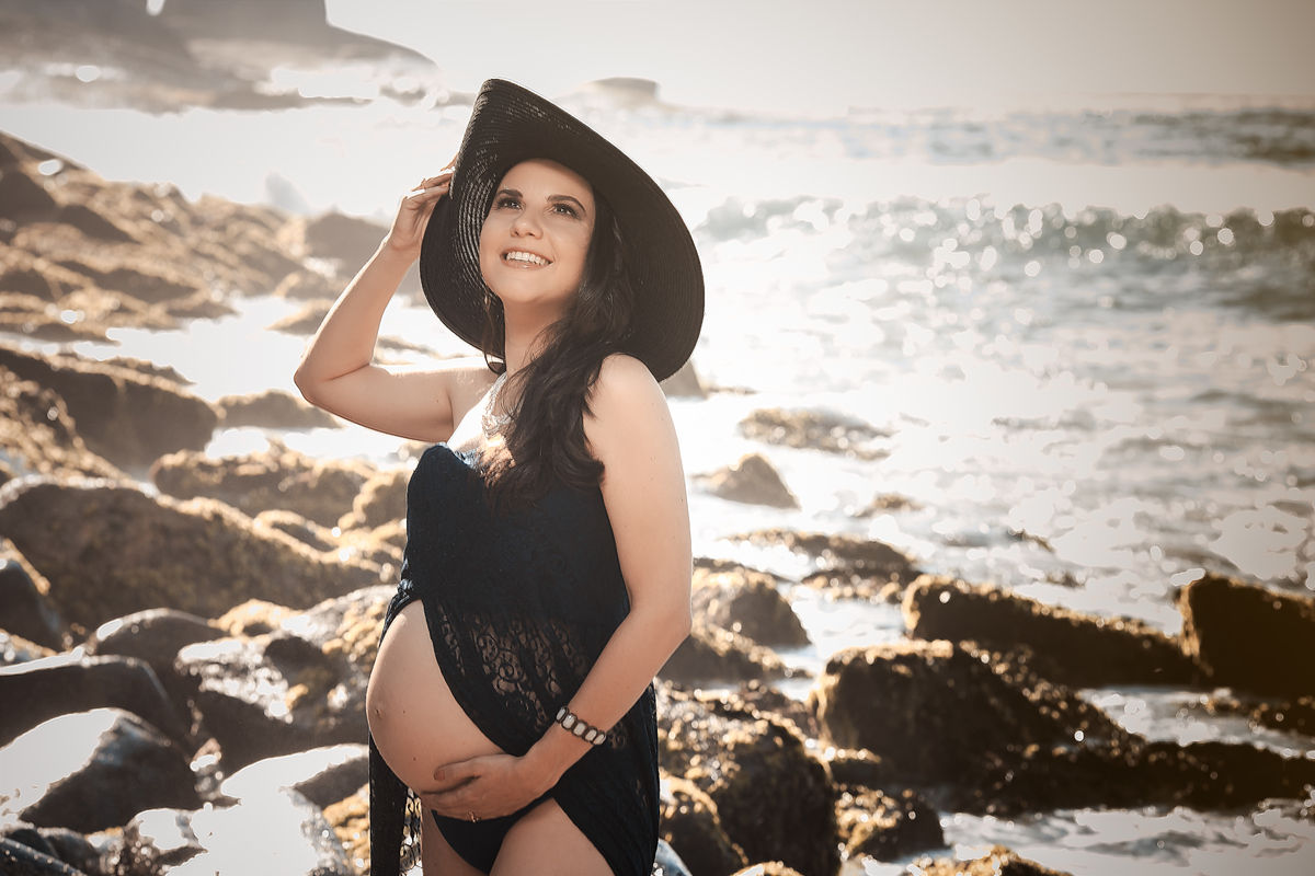 Book fotográfico gestante na praia com chapéu