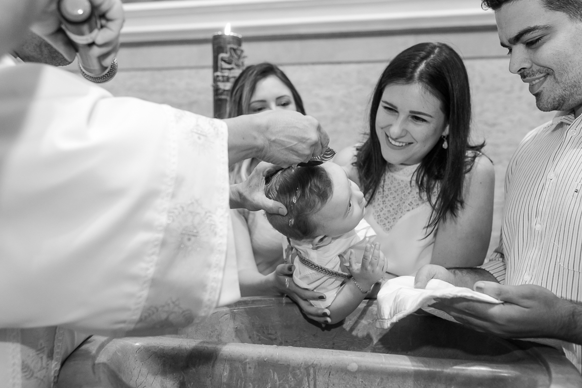 Hora do batismo jogando água na cabeça em Paroquia  São Paulo Apostolo 
