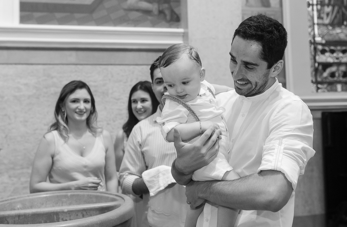 Pai e filho em batizado na Paróquia São Paulo Apostolo RJ