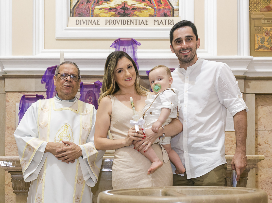 Foto junto com o padre da Paróquia  São Paulo apostolo-Copacabana