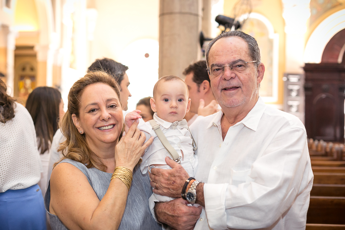 Avós maternos com o neto em Batizado na Paroquia São Paulo apostolo