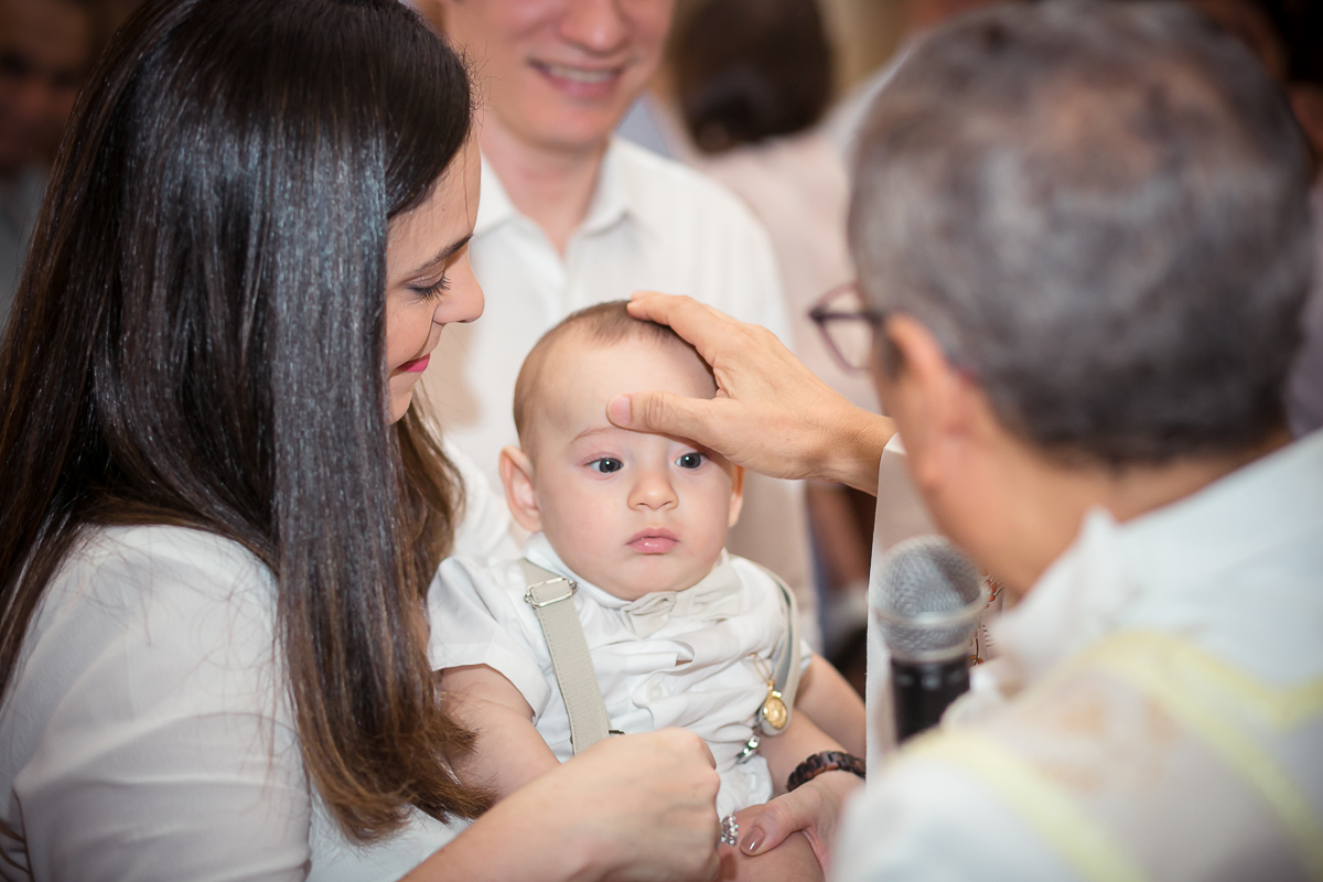 Bebezinho sendo ungido em missa de batizado Paroquia São Paulo Apostolo