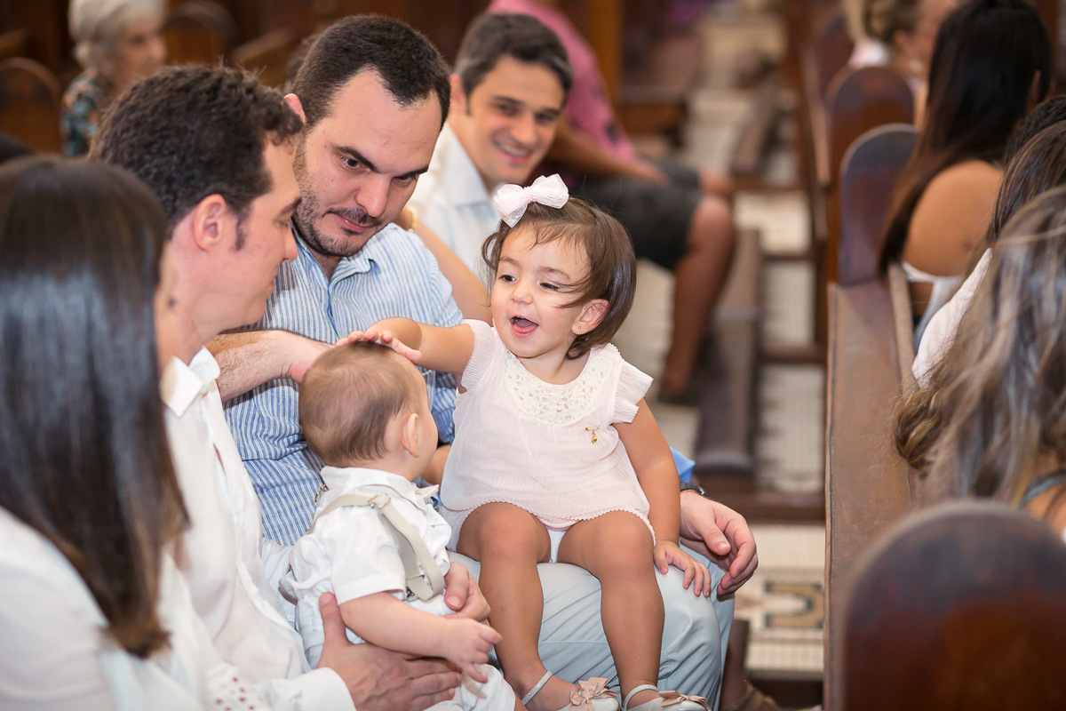 Crianças brincando na missa da Paroquia  São Paulo Apostolo 