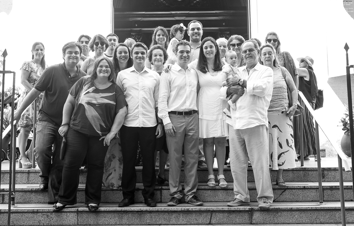 Fotografia de convidados batismo na frente da Igreja São Paulo Apostolo