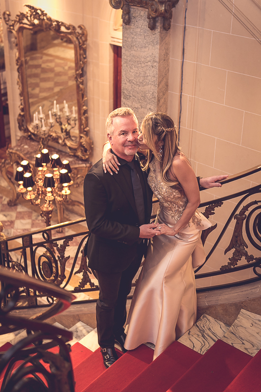 noivos posando para retrato na casa de cultura julieta de serpa