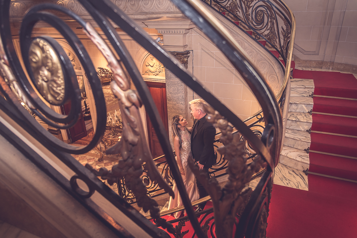Detalhes foto entre corrimão na Casa Julieta de Serpa em noivado