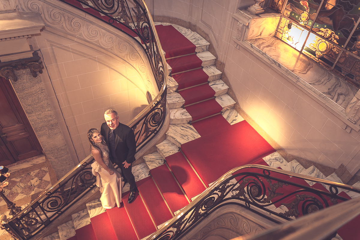 Noivos posando em escada em Casa de Arte e Cultura Julieta de Serpa,