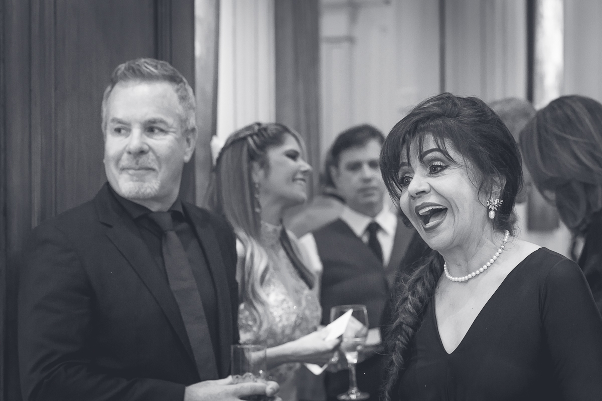 Mãe da noiva sorri em Casa Julieta de Serpa