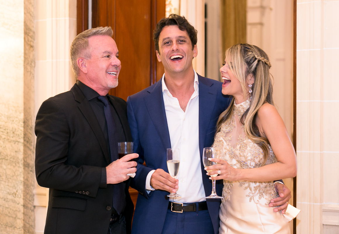 Convidados animados em noivad