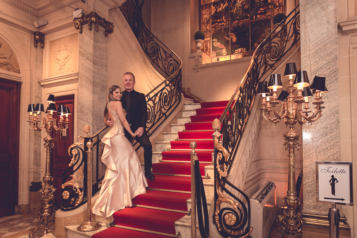 Noivos fazendo pose na escada na casa julieta de serpa