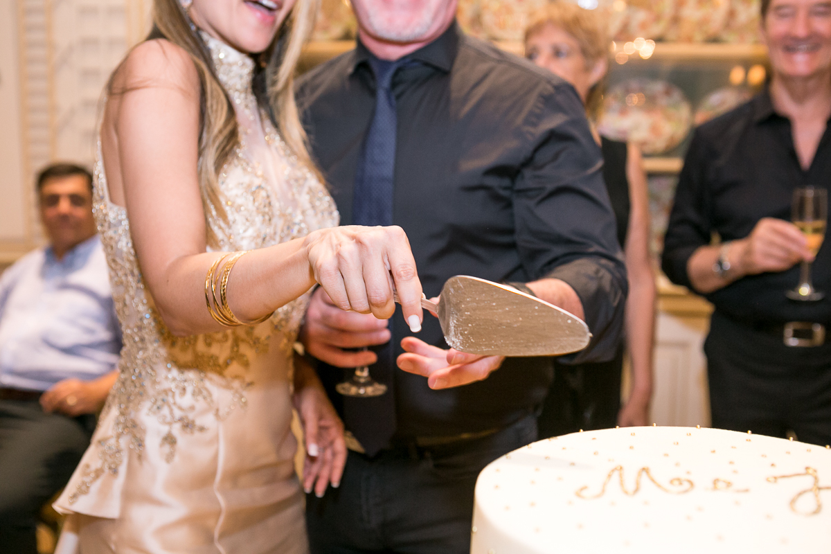 Cortando bolo em Noivado na Casa de Arte e Cultura Julieta de Serpa