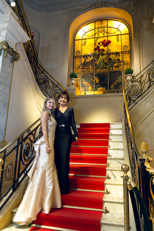 Mãe da noiva na escadaria da Casa Cultura Julieta de Serpa