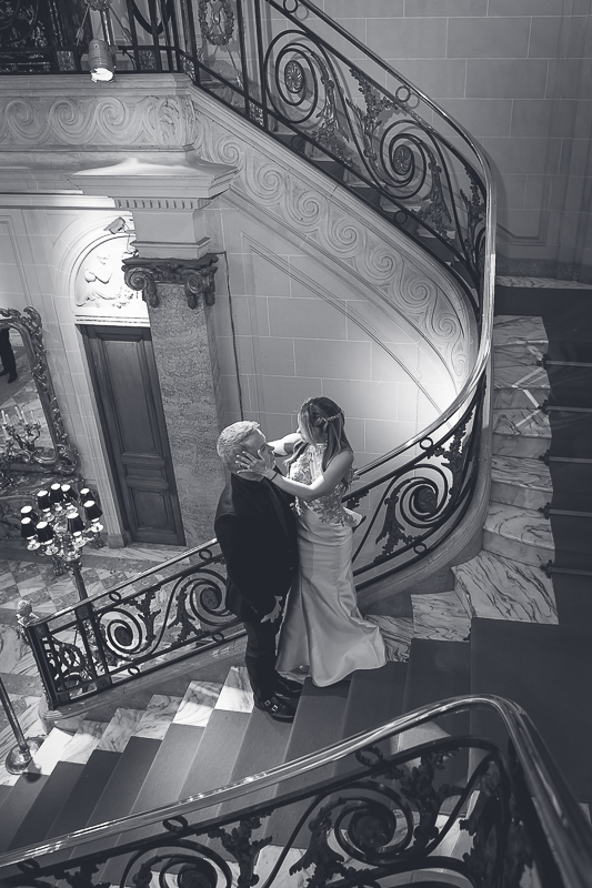 Momento de carinho entre noivos na escada da Casa cultural Julieta de  Serpa