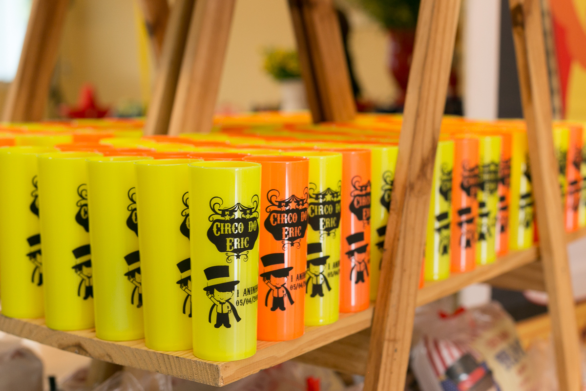 Detalhes copos personalizados festa circo em condomínio Origami