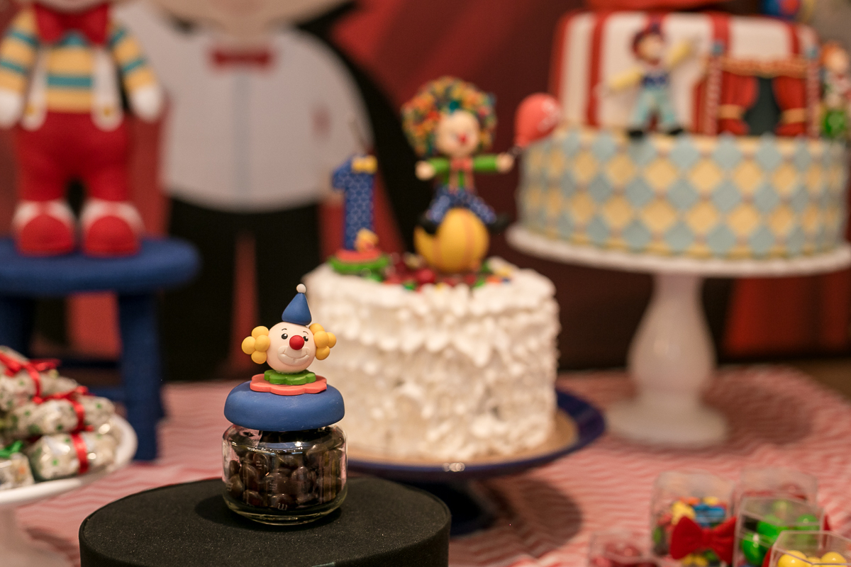 Decoração mesa potinhos com biscuit de palhaço 