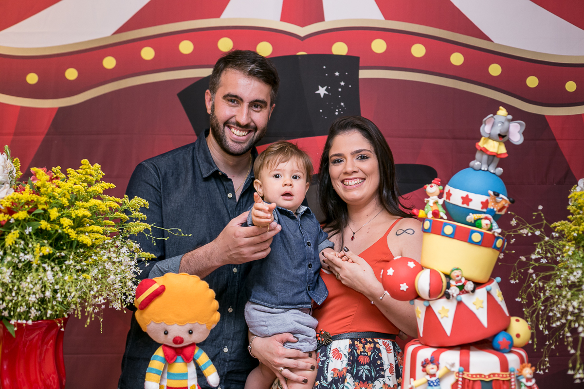 Foto de família em festa de 1 ano tema circo 