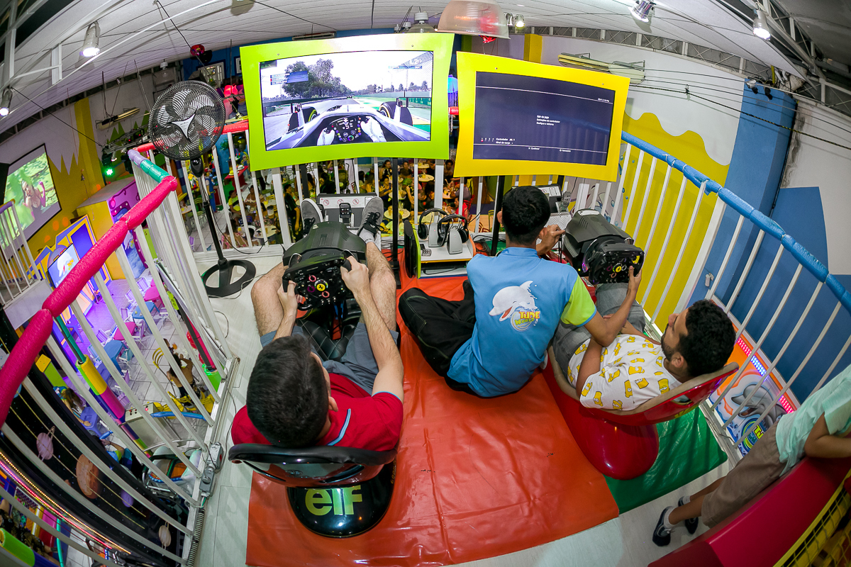 Brinquedos na Casa de Festa Tude World