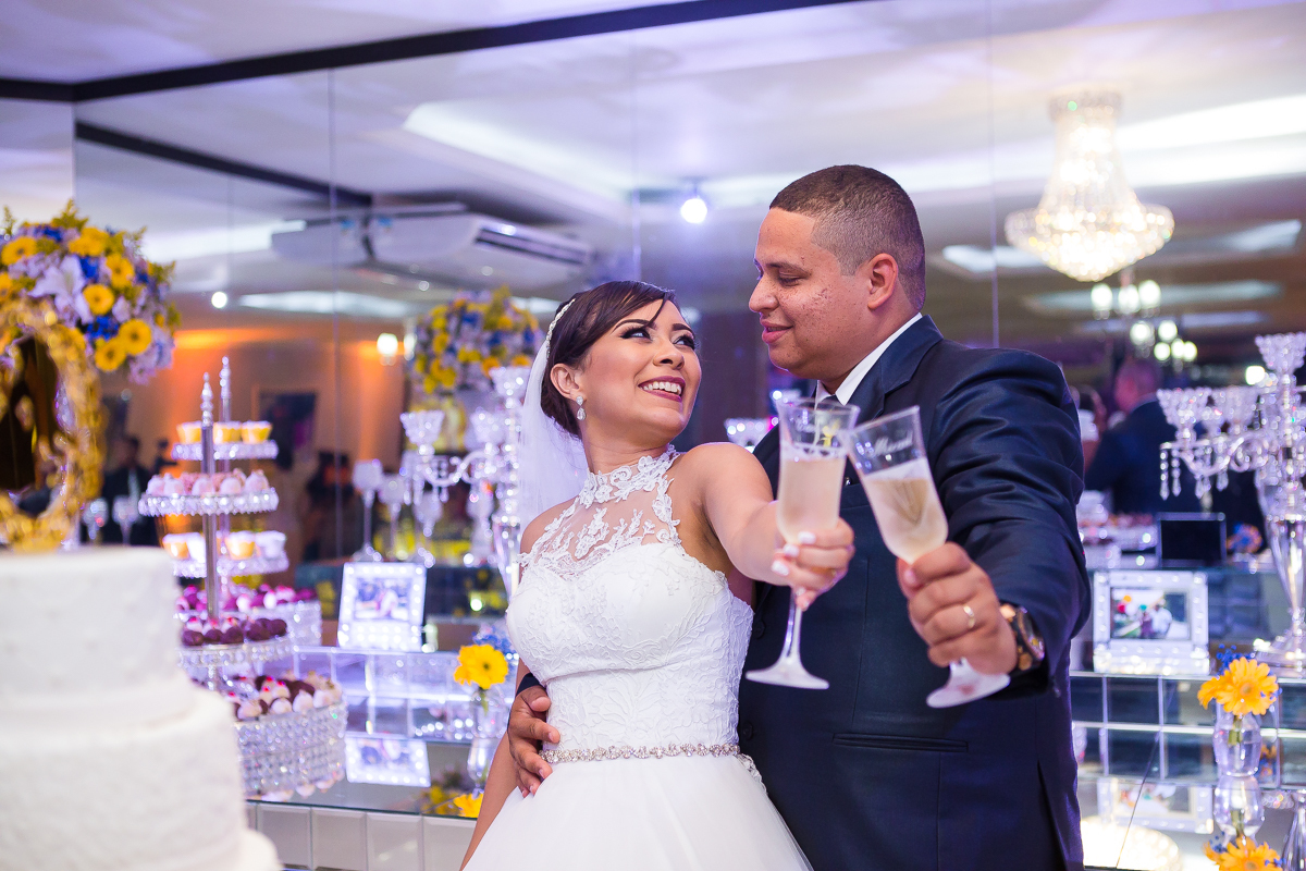 Brinde dos noivos em salão de festas Jardim do Casarão