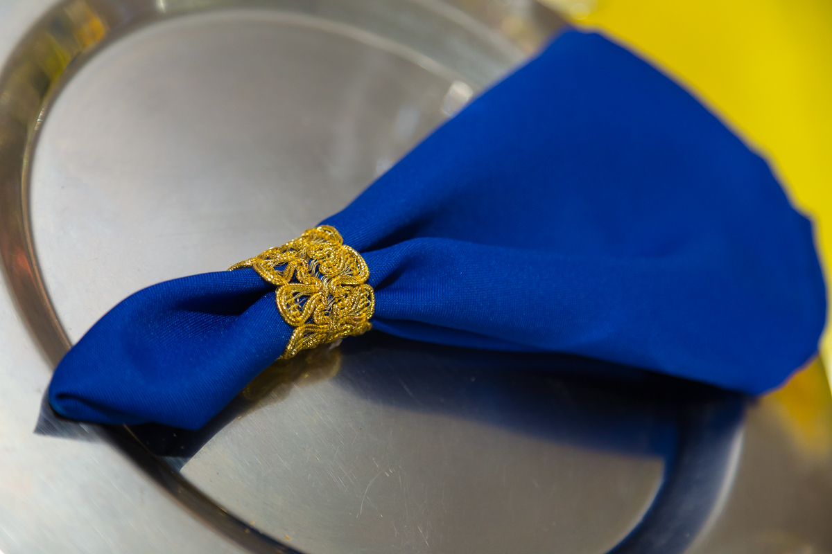 Decoração tons azul e amarelo em  casamento temático da Bela e a Fera em Jardim do Casarão em Bangu/RJ