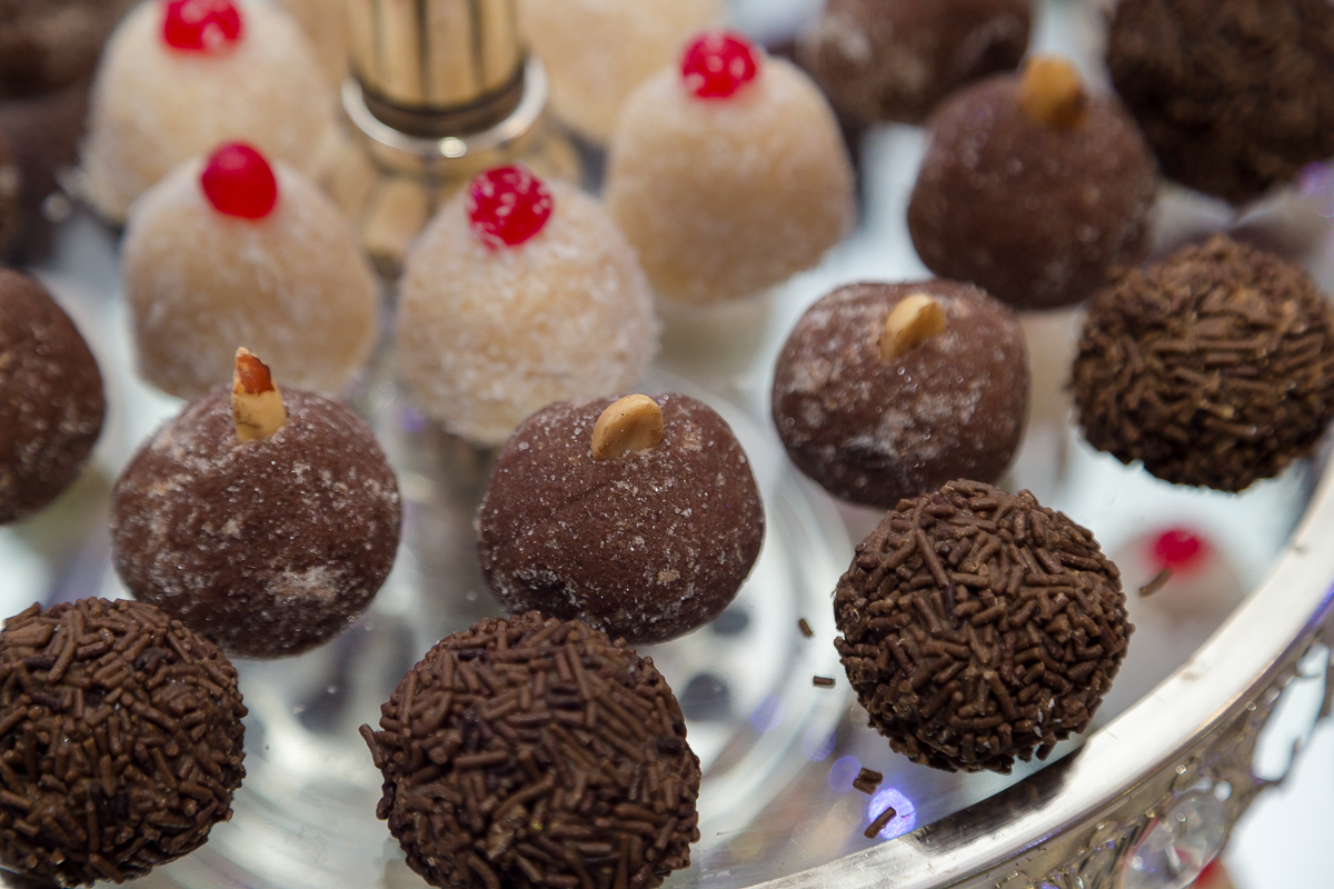 Docinhos em bandeja na  Casa de Festas Jardim do Casarão-Bangu