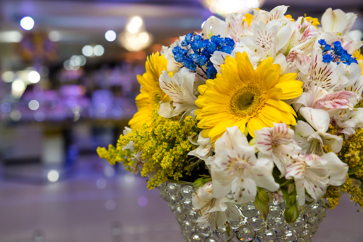 Arranjos de flores coloridos em  Casa de Festas Jardim do Casarão