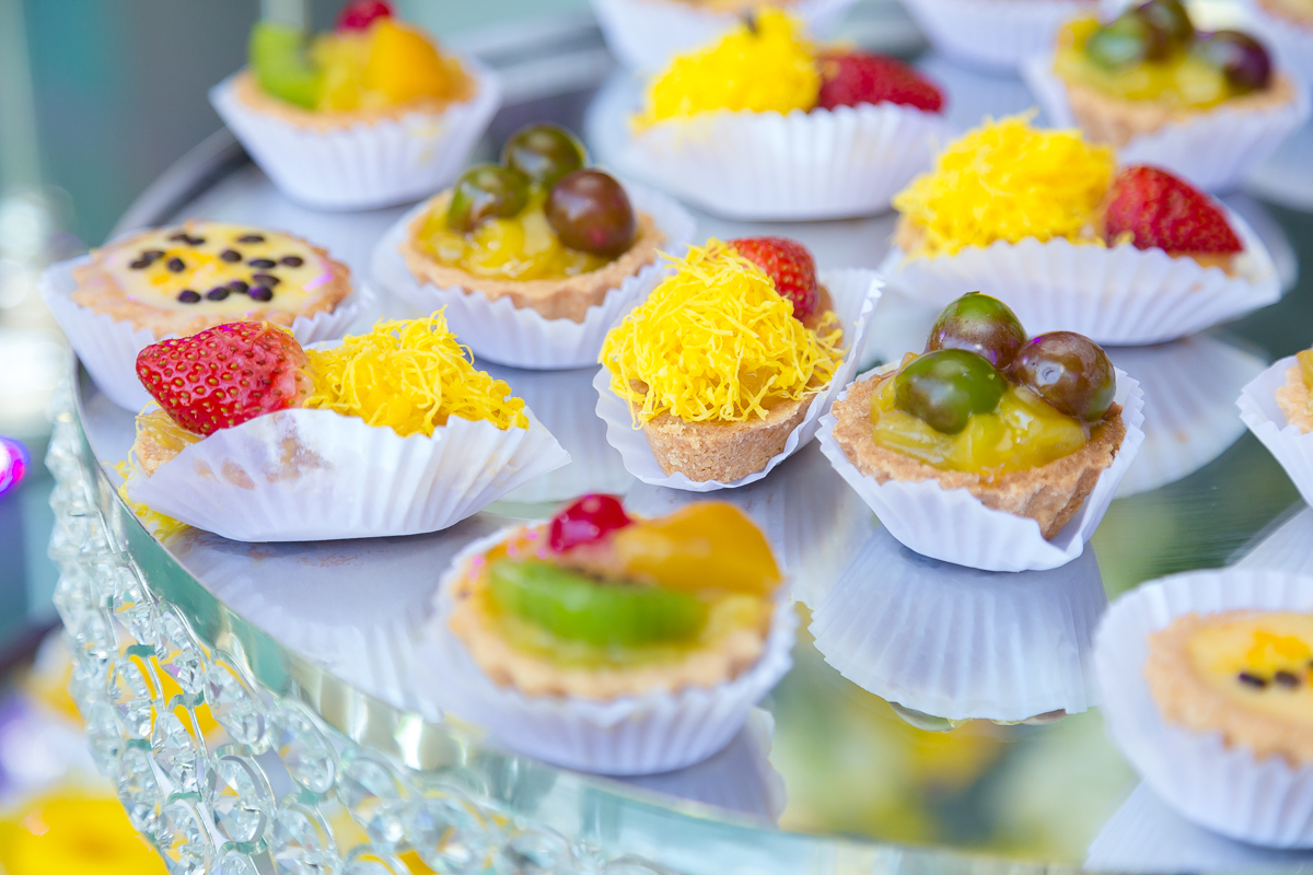 Docinhos em mesa decorada em Casa de festa Jardim do Casarão/Bangu