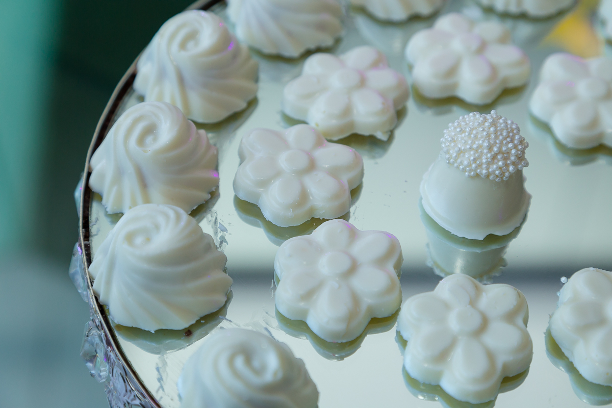 Bombons branquinhos em casamento temático da Bela e a Fera em Jardim do Casarão 
