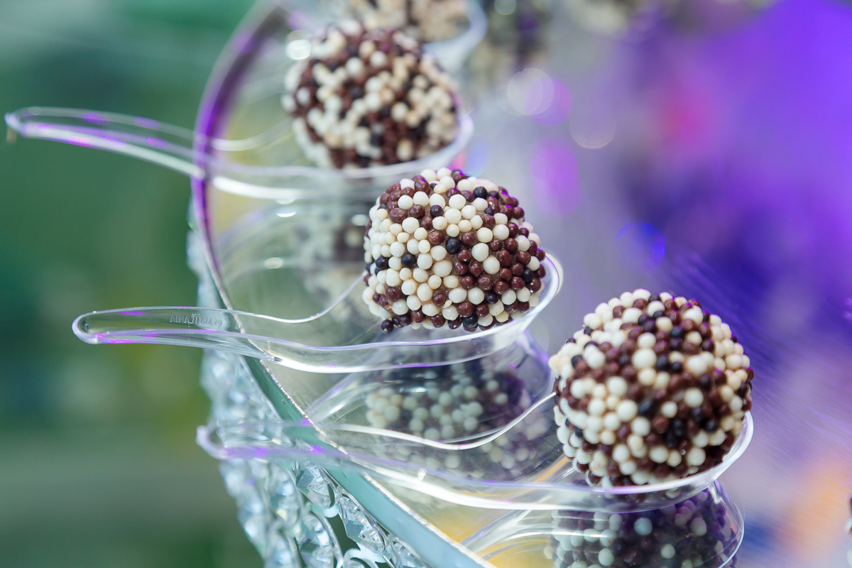 Brigadeiro na Colher em mesa decorada em casamento Jardim do Casarão -Bangu/RJ