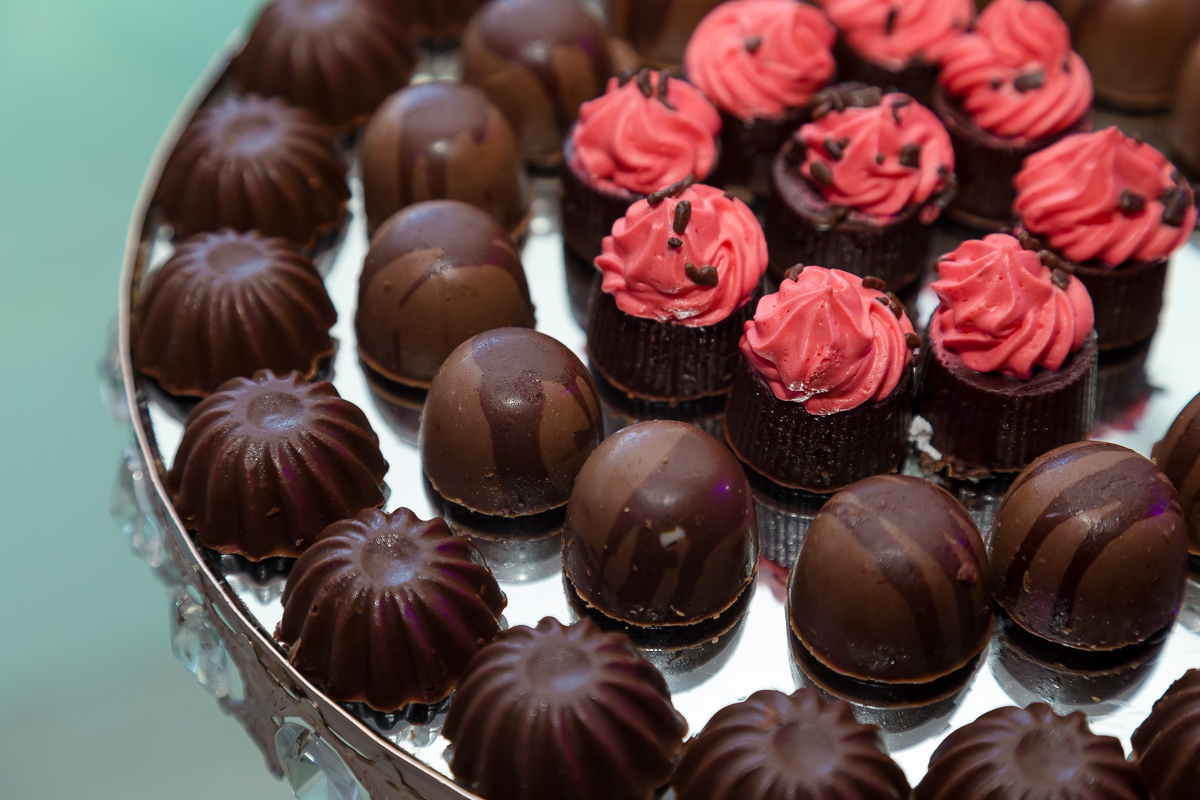 Bombons de licor em mesa decorada casamento em Casa de Festas Jardim do Casaraão-Bangu