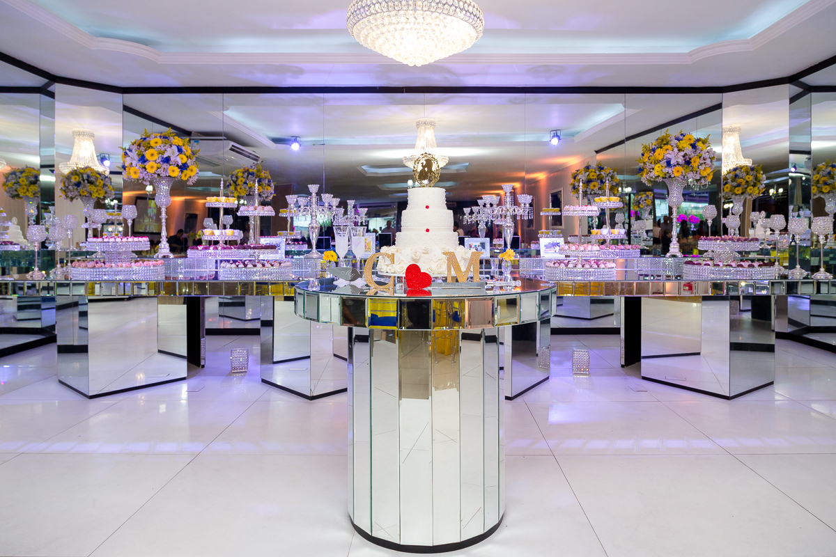 Mesas espelhadas decoração em Casamento em Casa de Festas Jardim do Casarão-RJ