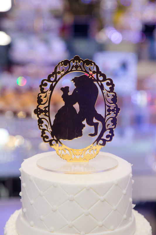 Top de bolo  corte a Laser tema Bela e a Fera em Casa de Festas Jardim do Casarão-RJ