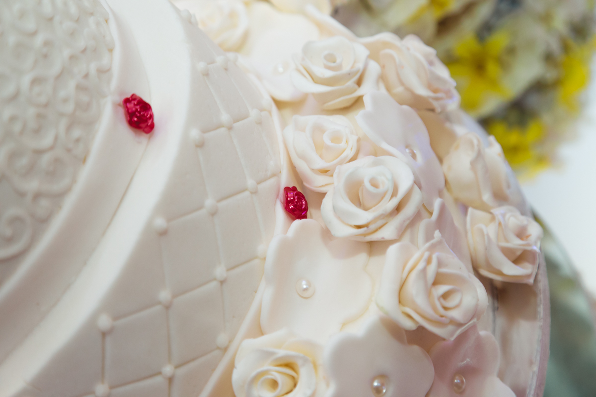 Bolo de Casamento Branco com Rosas Brancas de pasta americana para Casamento realizado na  Casa de Festas Jardim do Casarão