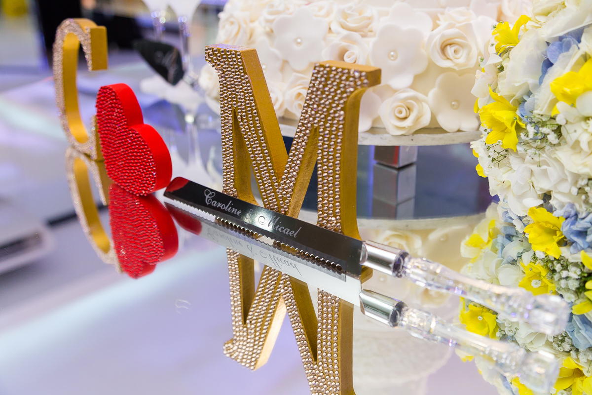 Iniciais dos noivos com strass  em mesa decorada na Casa de Festas Jardim do Casarão