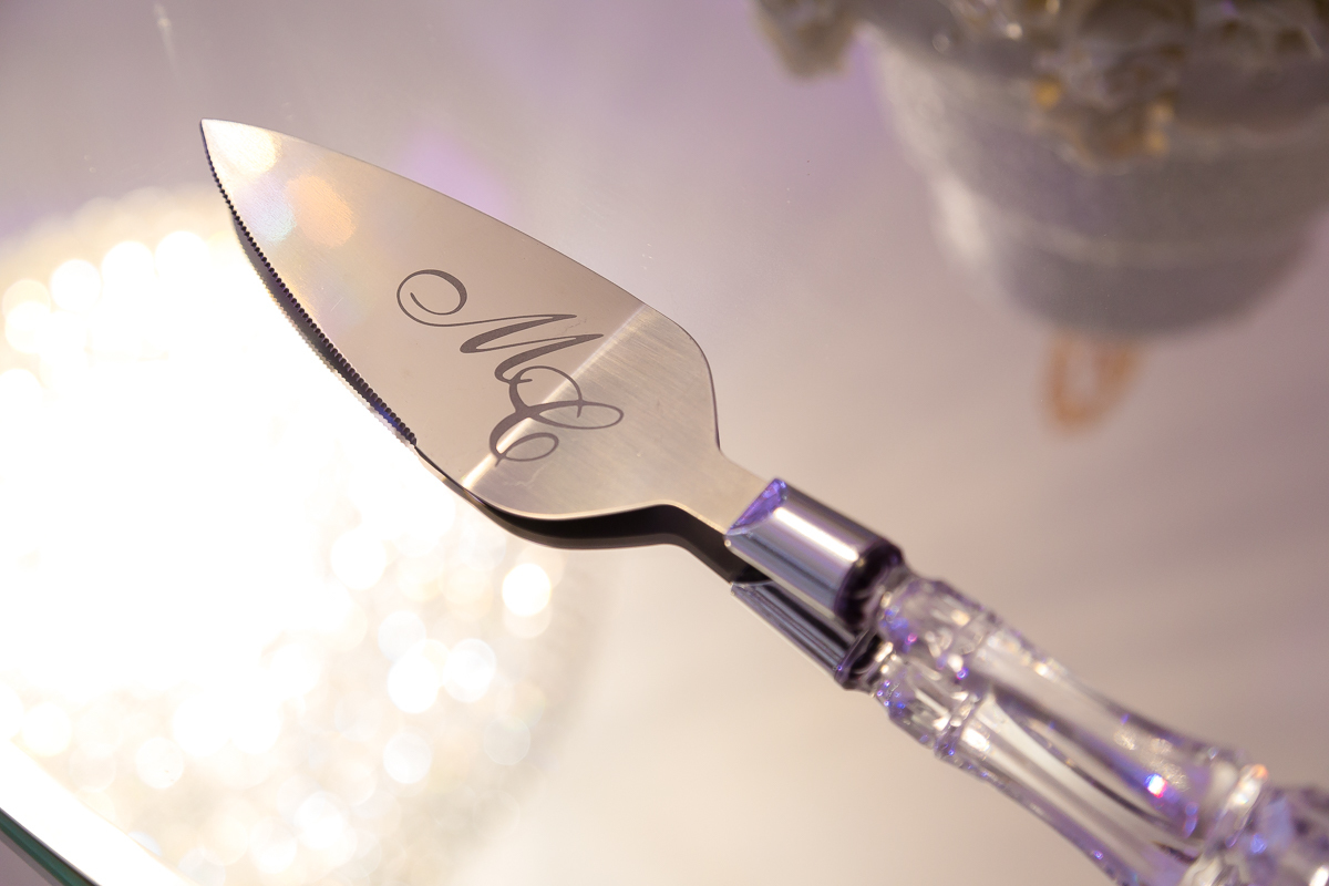 Espatula de bolo Gravada com iniciais dos noivos em Casamento no Casa de Festas Jardim do Casarão Bagu