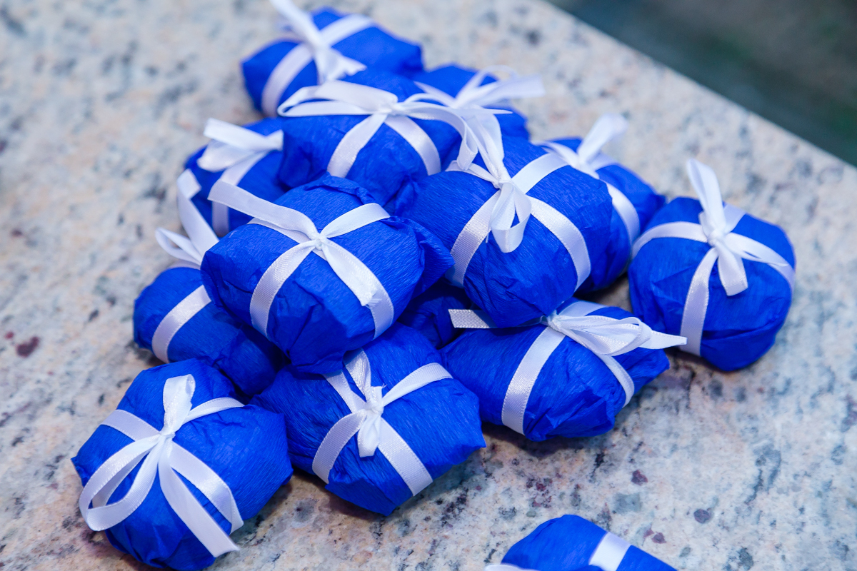 Bem Casado papel azul com fita Branca em casamento na Casa de Festas Jardim do Casarão RJ