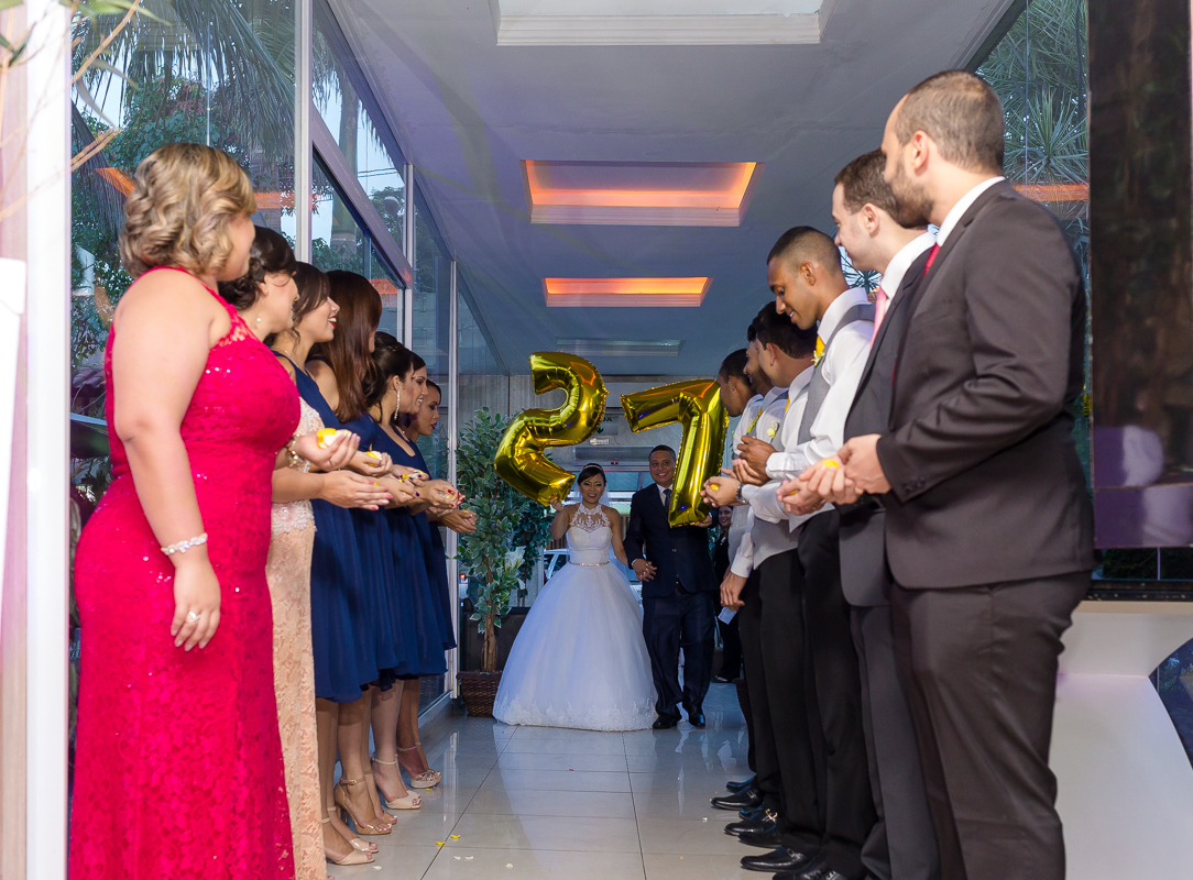Entrada dos noivos na sua festa casamento no jardim do casarão em Bangu