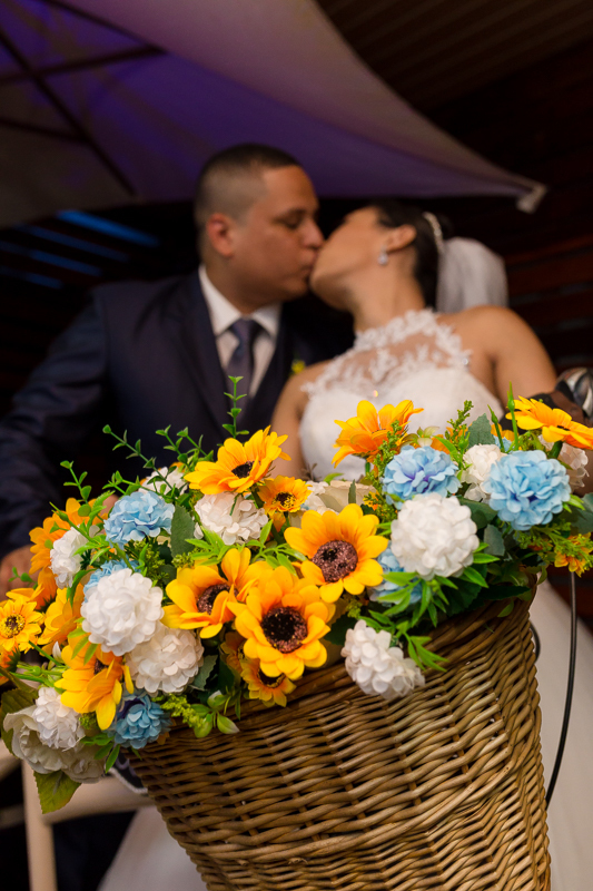 Noivos se beijando em em casamento no Casa de Festas Jardim do Casarão