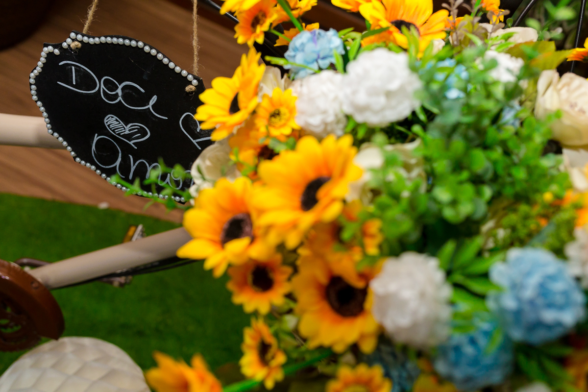 Decoração com flores em casamento temático Bela e a Fera no Jardim do Casarão Casa de Festas