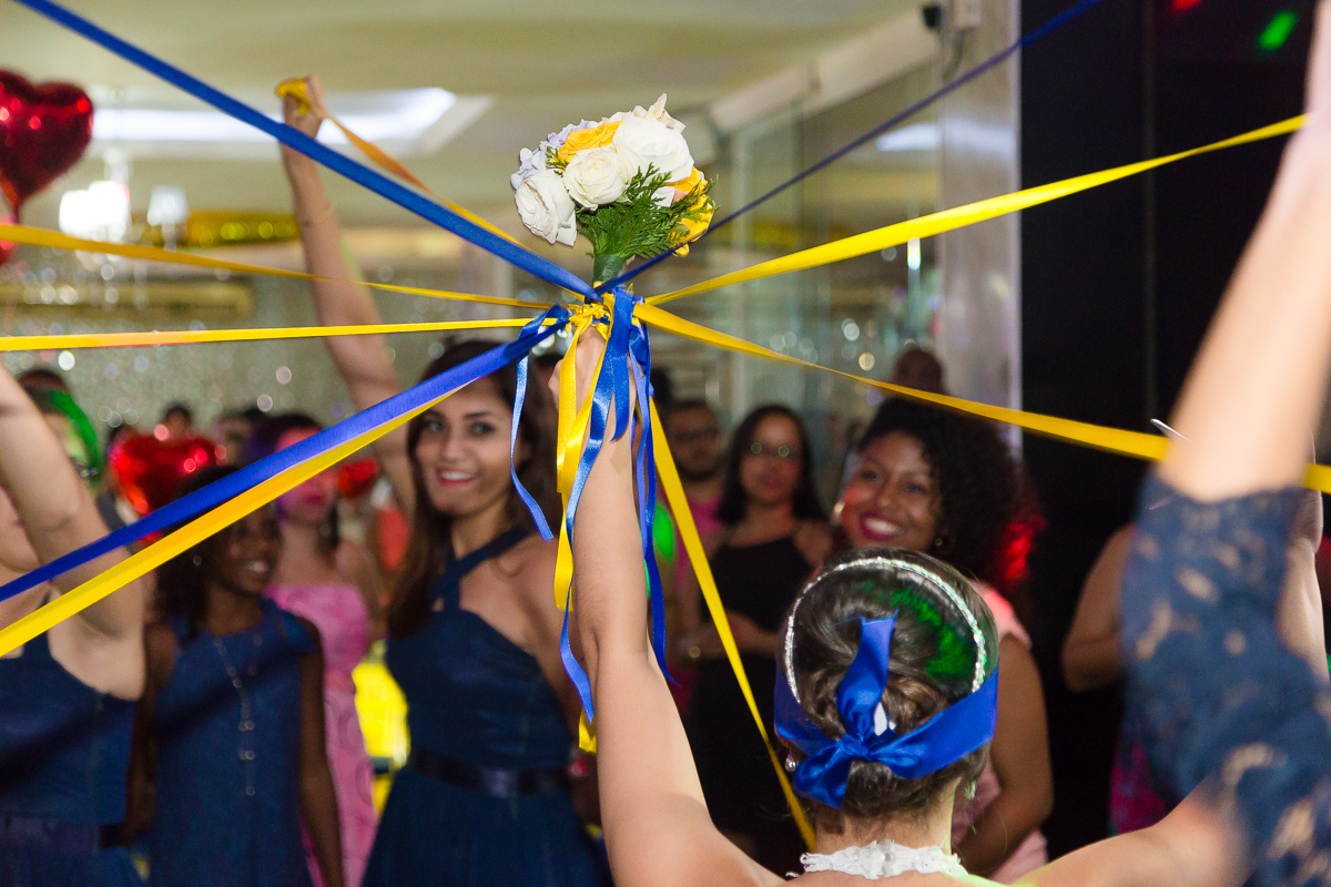 Noiva com Buquê de Fitas em festa casamento em Casa de Festas Jardim do Casarão