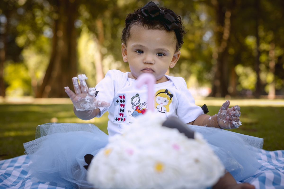 Ensaio fotográfico infantil temático Lavínia no País das maravilhas  