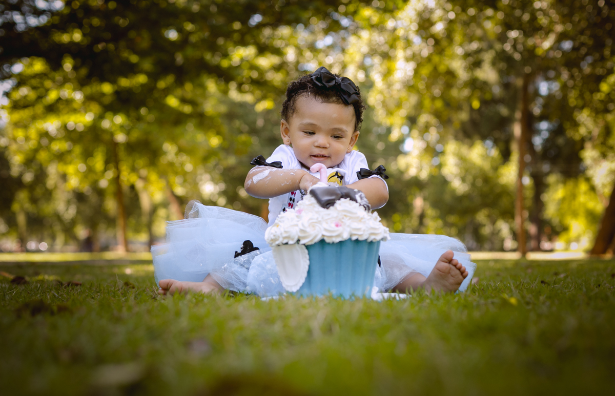 Amassando bolo em  em ensaio Alice no País da maravilhas