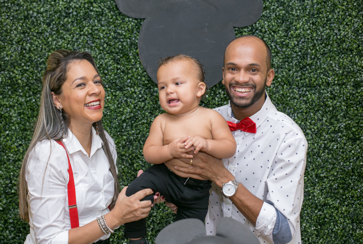 Foto de família na mesa em aniversário de 1 ano tema Mickey