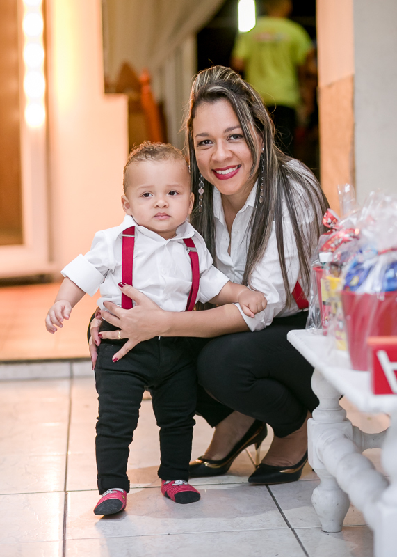 Mãe e filho em festa de 1 ano do Mickey