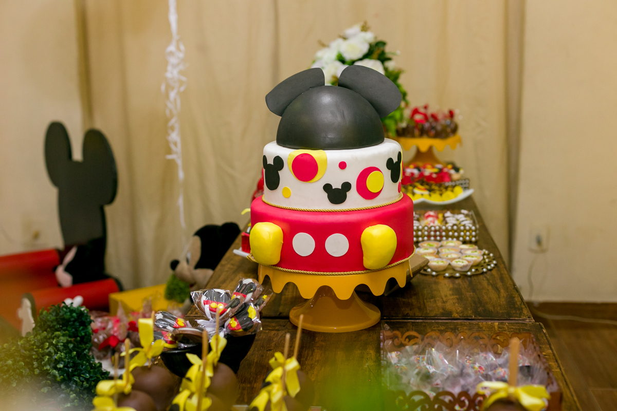 Bolo tema Mickey em casa de festas só vitoria
