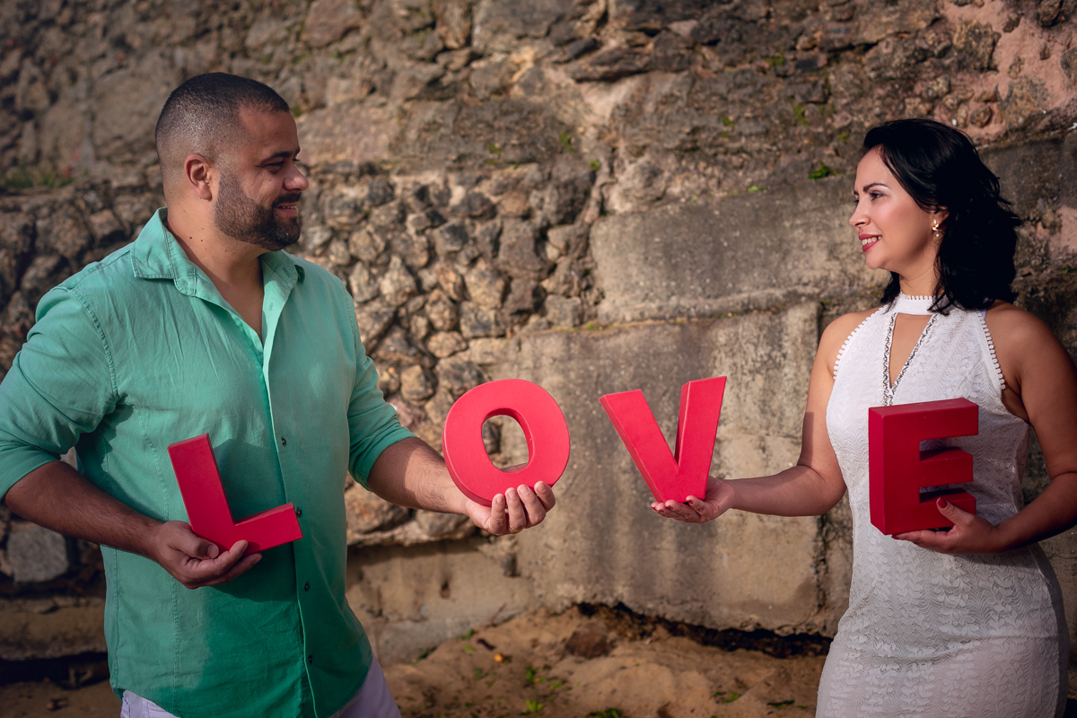 Book PRÉ-WEDDING casal segurando palavra Love com olhares apaixonados na Urca-RJ