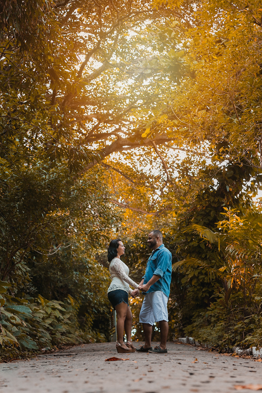 Ensaio Casal na Natureza em meio as árvores