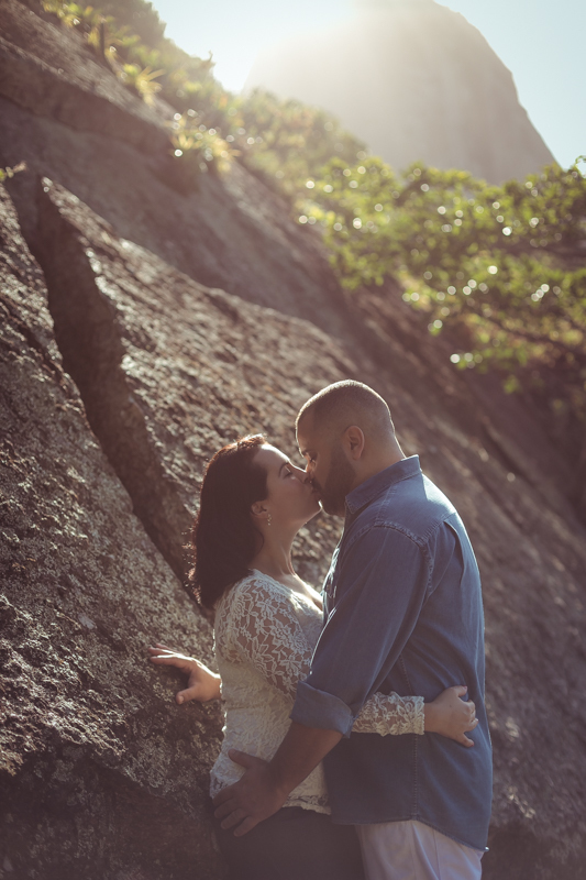 Ensaio Casal em parede de pedras na Urca