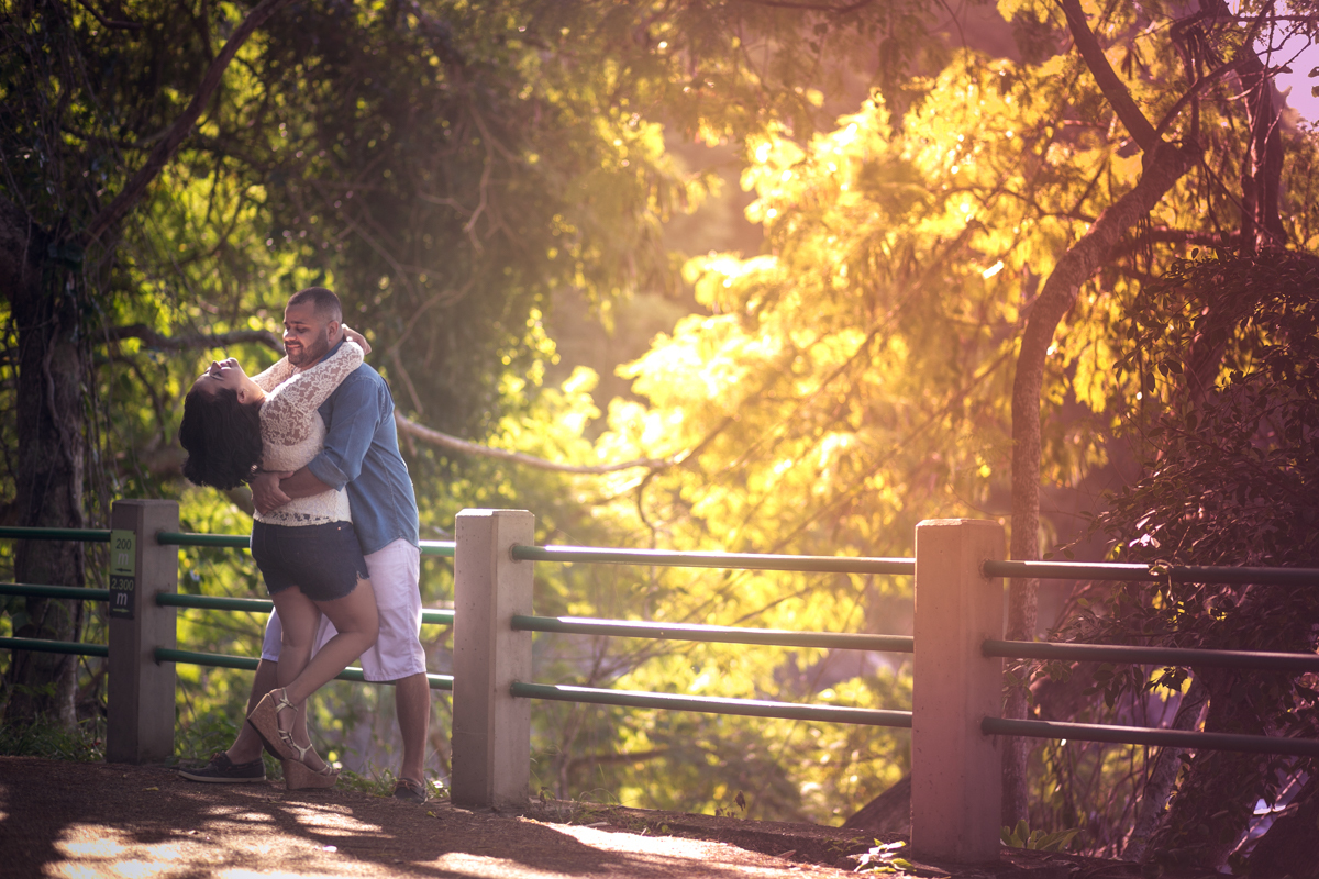 pose romântica de casal na praia em um ensaio fotográfico