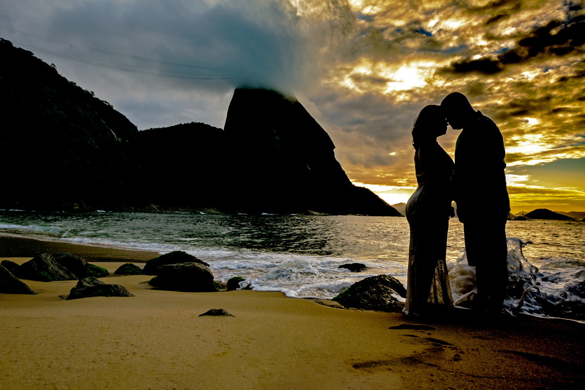 silhueta do casal na praia em um belo amanhecer em ensaio PRÉ-WEDDING na Praia Vermelha-RJ