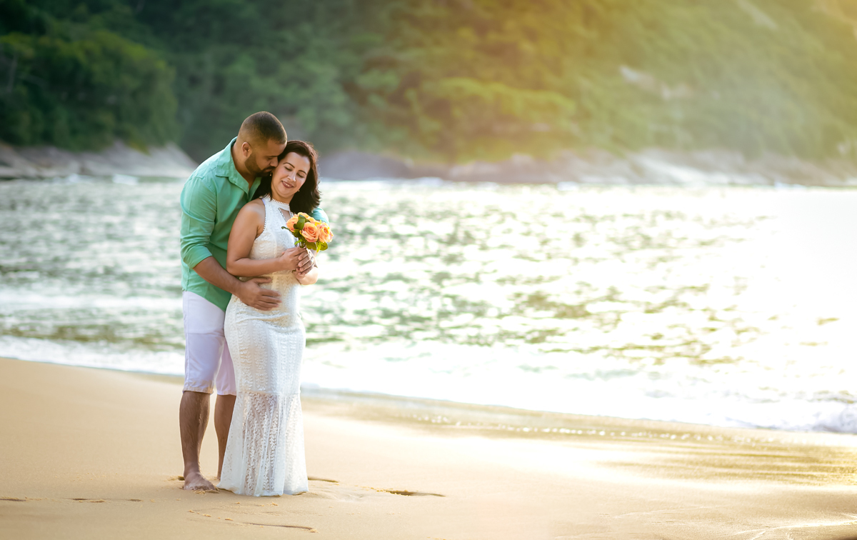 casal em ensaio pre asemnto na pria vermelha com m
